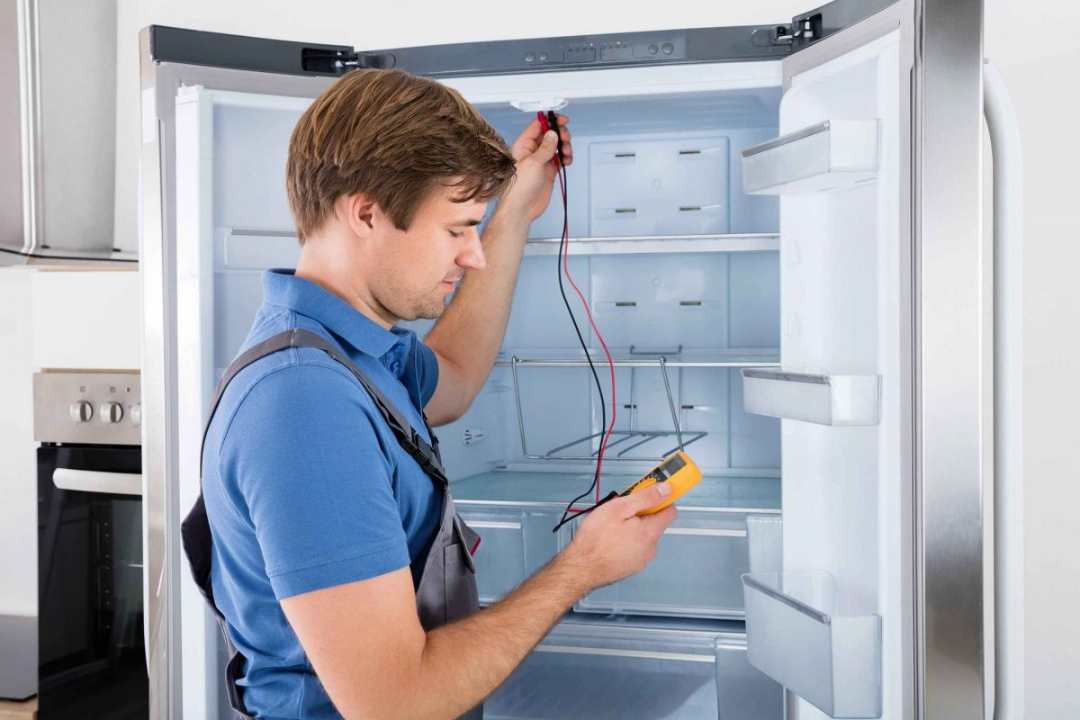 Giá sửa chữa tủ lạnh bao gồm tiền thiết bị và tiền công