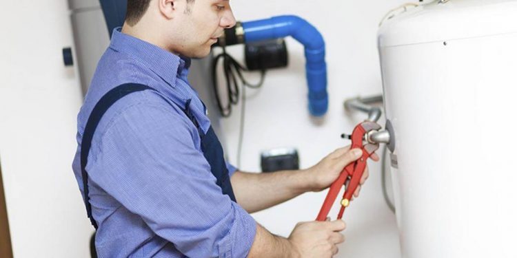 Có thể sửa máy nước nóng bằng cách gọi nhân viên bảo trì