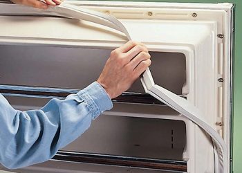 Ngâm gioăng tủ lạnh trong nước nóng