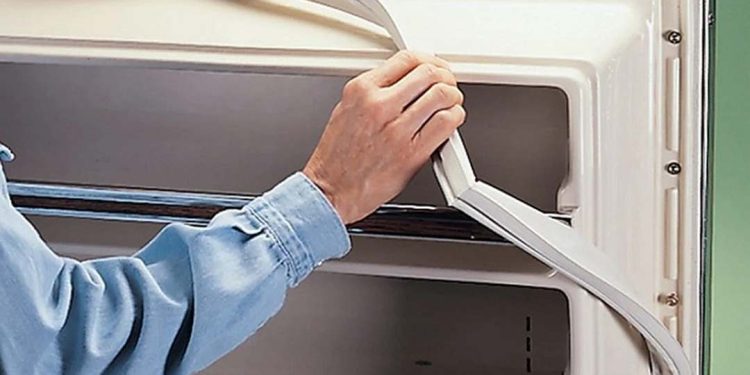 Ngâm gioăng tủ lạnh trong nước nóng