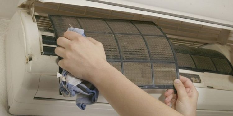 Thường xuyên vệ sinh để máy lạnh hoạt động tốt